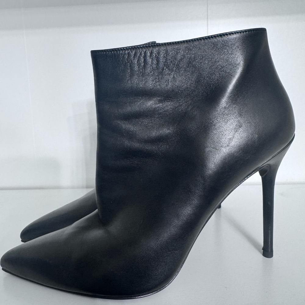 Stuart Weitzman Black Heeled Boots Sleek Leather Design